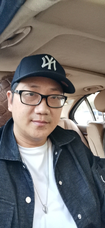 拥抱幸福的第一张照片--三明相亲服务中心