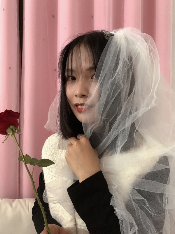 持紫菜包饭的女孩的第一张照片--三明相亲服务中心